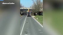 Incidente a Bologna, camion contro cavalcavia: il video dell'impatto