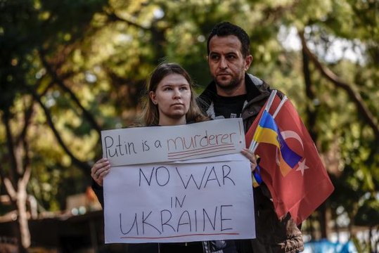 Rusya Federasyonu'nun Antalya Başkonsolosluğu önünde sessiz protesto