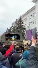 Ucranianos cantam para tropas russas: "Berdyansk é Ucrânia, vão-se f****"