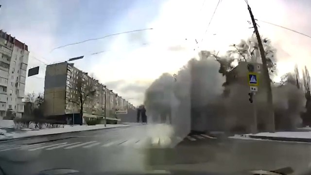 Harkov'da sivil araç kamerası yola düşen bombayı kaydetti