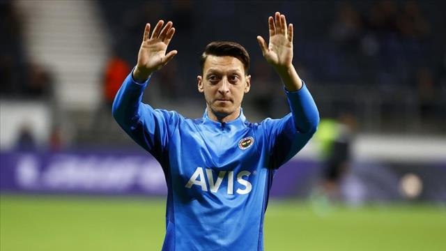Mesut Özil sakatlandı mı? Mesut Özil neden kadroda yok? 28 Şubat Mesut Özil sakatlandı mı, cezalı mı?