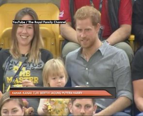 Kanak-kanak curi bertih jagung Putera Harry