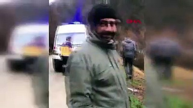 Dereye düştüğü aracının tavanında kurtarılmayı bekledi