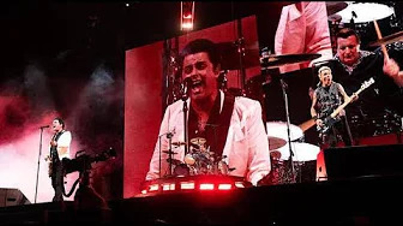 Green Day annule son concert en Russie… Lily Allen reçoit une lettre très drôle de son mari David Ha