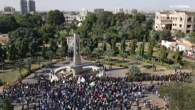 مقتل متظاهر خلال احتجاج آلاف السودانيين على الانقلاب العسكري