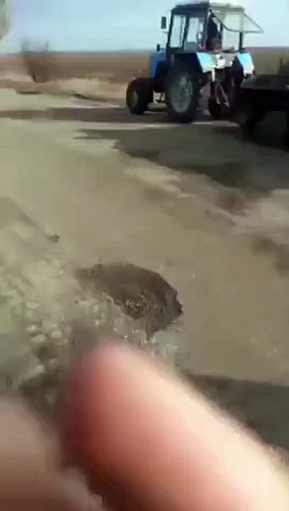 Des fermiers volent un char russe en panne avec leur tracteur !