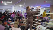 Los ucranianos de Mariúpol se refugian en un gimnasio para protegerse