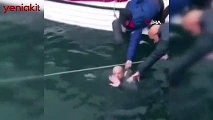 Yaşlı çift el ele tutuşup denize atladı!