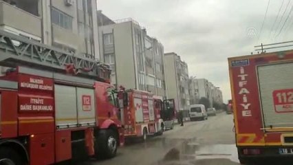 BALIKESİR - Apartmanda çıkan yangında mahsur kalanları itfaiye kurtardı