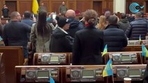 Los ucranianos cantan su himno en el Parlamento
