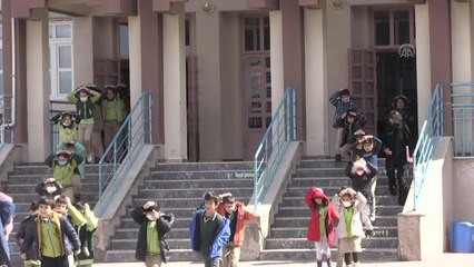 Okullarda deprem tahliye tatbikatı düzenlendi