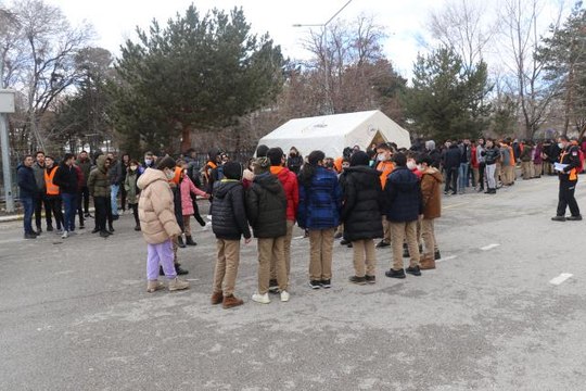 Doğu'daki 7 ilde valilerin katılımıyla Deprem Anı ve Tahliye Tatbikatı yapıldı