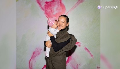 Hija de Natalia Reyes enamora bañándose en el lavamanos