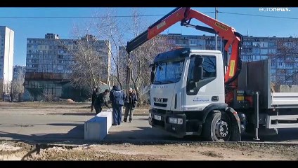 شاهد: متطوعون في كييف يحفرون الخنادق ويحضرون المولوتوف استعدادا لقتال القوات الروسية