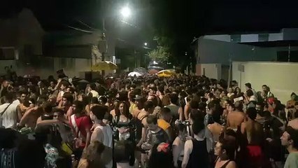 Foliões aglomeram no bairro Lagoinha