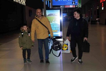 Ukrayna'da mahsur kalan Türk vatandaşları tahliye uçuşu ile yurda getirildi