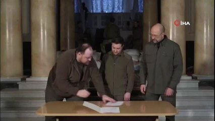 Ukrayna Devlet Başkanı Zelenskiy, Ukrayna'nın AB'ye katılımı için resmi başvuruyu imzaladı