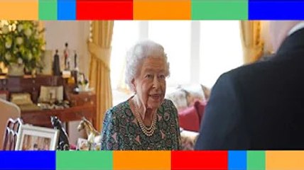   Elizabeth II : cette règle de savoir-vivre qui s’applique chez les Windsor