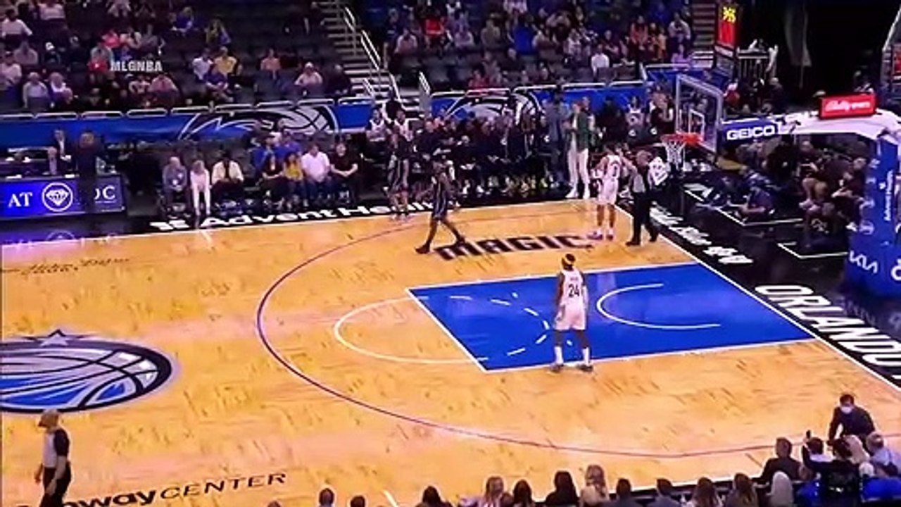 Markelle Fultz gets a standing ovation and scor...