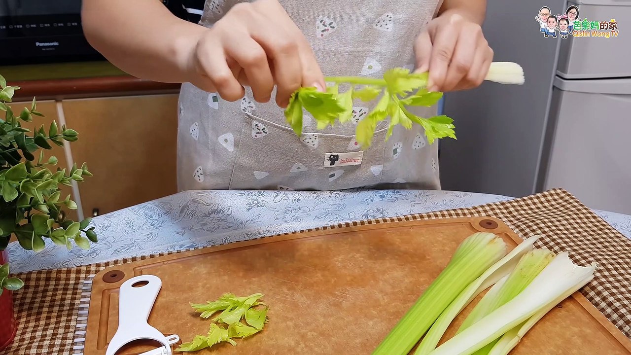 素食家常菜料理│芹菜百吃不厭的做法，這樣做大人小孩搶著吃，好吃到一大盤不夠吃│Vegan Recipe