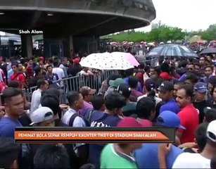 Peminat bola sepak rempuh kaunter tiket di Stadium Shah Alam
