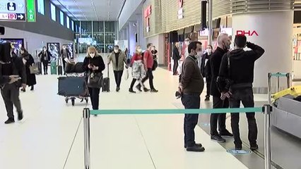 UKRAYNA'DAKİ MAHSUR KALAN TÜRKLER THY'NİN BÜKREŞ UÇAĞIYLA İSTANBUL'A GELDİ