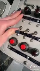 Una influencer ucraniana enseña en TikTok cómo manejar un tanque de guerra abandonado