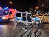 Son dakika... İzmir'de polis aracı kaza yaptı: 2 polis yaralı