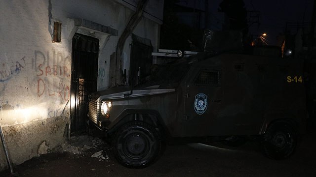 Zırhlı araçla kapı açıldı... Adana’da şafak vakti IŞİD operasyonu