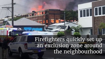 Video herunterladen: Former Wickham Wool Store engulfed in massive fire at Newcastle | Newcastle Herald | March 1, 2022