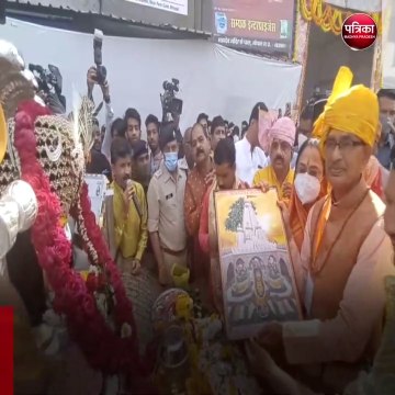 भोपाल (मप्र): महाशिवरात्रि पर सीएम शिवराज सिंह चौहान ने राजधानी के बड़वाले महादेव मंदिर में की आराधना