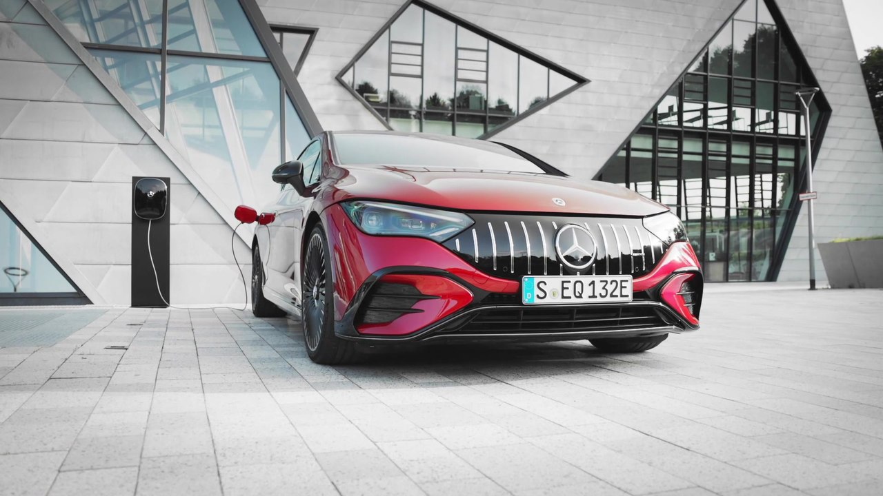 Der neue Mercedes-AMG EQE 43 Trailer