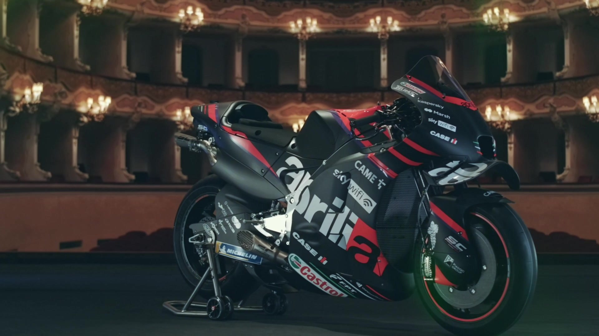 Aprilia mostra RS-GP da MotoGP 2022 em trajes de gala