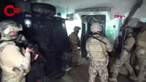 IŞİD operasyonunda kapısı açılmayan eve 'zırhlı araç' ile müdahale