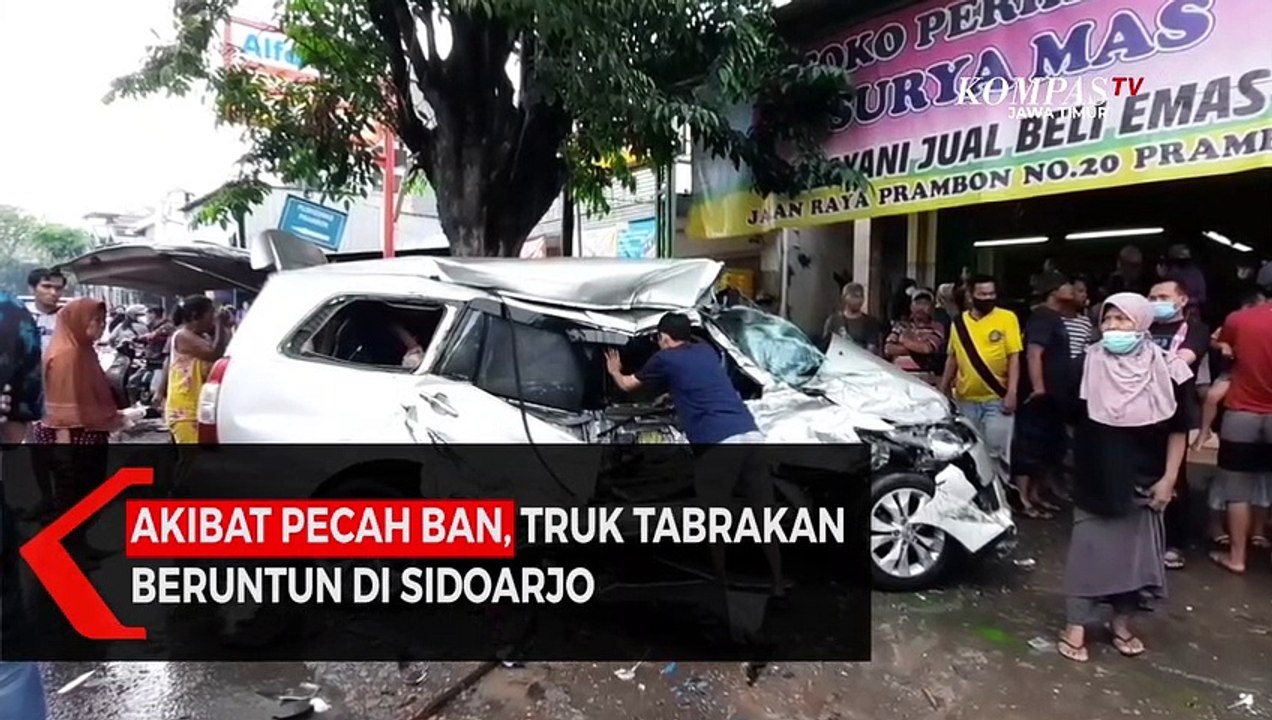 Pecah Ban Truk Tabrakan Beruntun di Sidoarjo