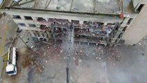 Aliağa'da riskli yapı olarak belirlenen ve görüntü kirliliğine neden olan eski iş merkezi yıkılıyor