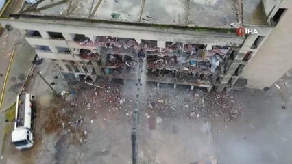 Aliağa'da riskli yapı olarak belirlenen ve görüntü kirliliğine neden olan eski iş merkezi yıkılıyor