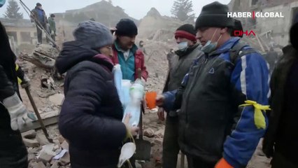 Ukrayna’da bombardıman sonucu oluşan yıkım kameralara yansıdı 