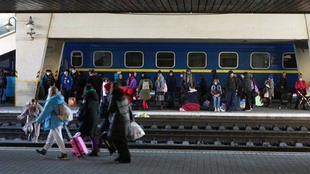 Ucraina, fuga dalla guerra: file ai confini, l'UNHCR prevede 4 milioni di profughi