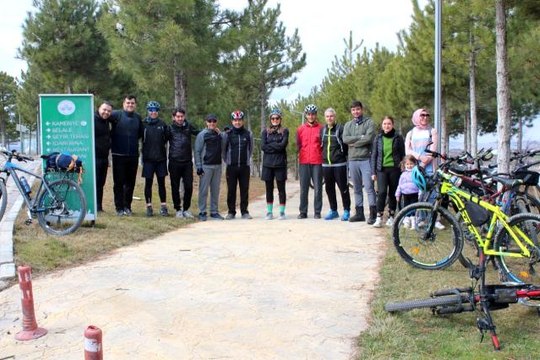 Elazığ Bisiklet Topluluğundan en anlamlı tur: Hem spor yaptılar hem de sokak hayvanlarını beslediler