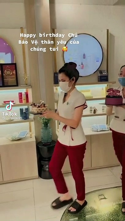 Giây phút xúc động của nam bảo vệ được tổ chức sinh nhật bất ngờ