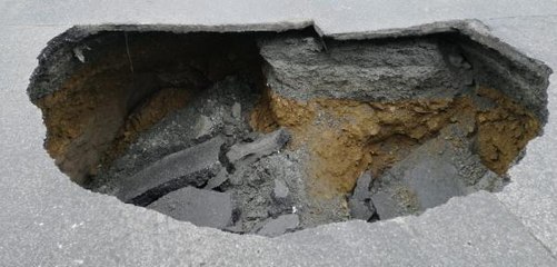 BAĞCILAR'DA METRO İNŞAATI YANINDAKİ YOLDA GÖÇÜK