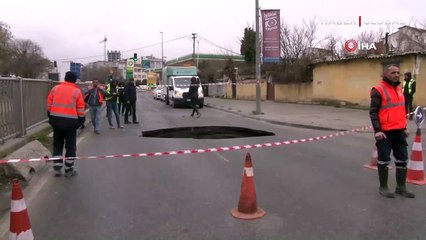 Bağcılar'da yol ortasında 3 metrelik göçük oluştu