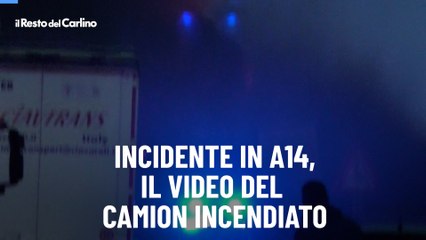 Скачать видео: Incidente in A14, il video del camion incendiato