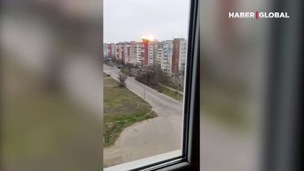Ukrayna'da patlamalar sürüyor! Herson'da bir evin vurulduğu anlar kamerada