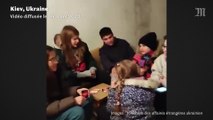 Des enfants dans un bunker à Kiev chantent l'hymne de la ville