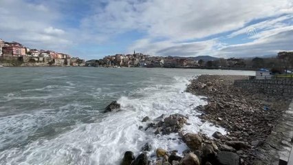 Kuvvetli rüzgar nedeniyle tekne ve yük gemileri limana sığındı