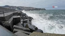 Zonguldak'ta dalgalar liman duvarına ulaştı