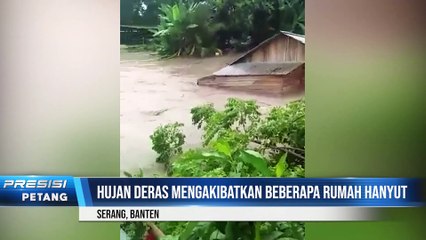Personel Polda Banten Evakuasi Warga Yang Terdampak Banjir di Kota Serang