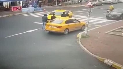 Esenyurt'ta silahla vurulan taksi şoförü yaralandı